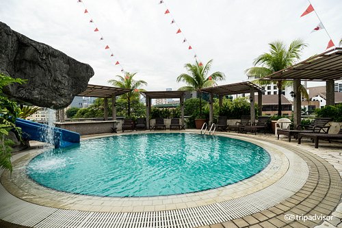 Quiet evening view of Robertson Quay hotels and river